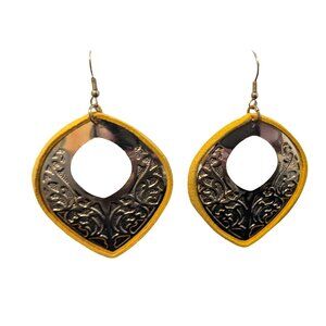 Jewelry Earrings Lovely Yellow and Gold Tone Pierced Oval Free Light Weight